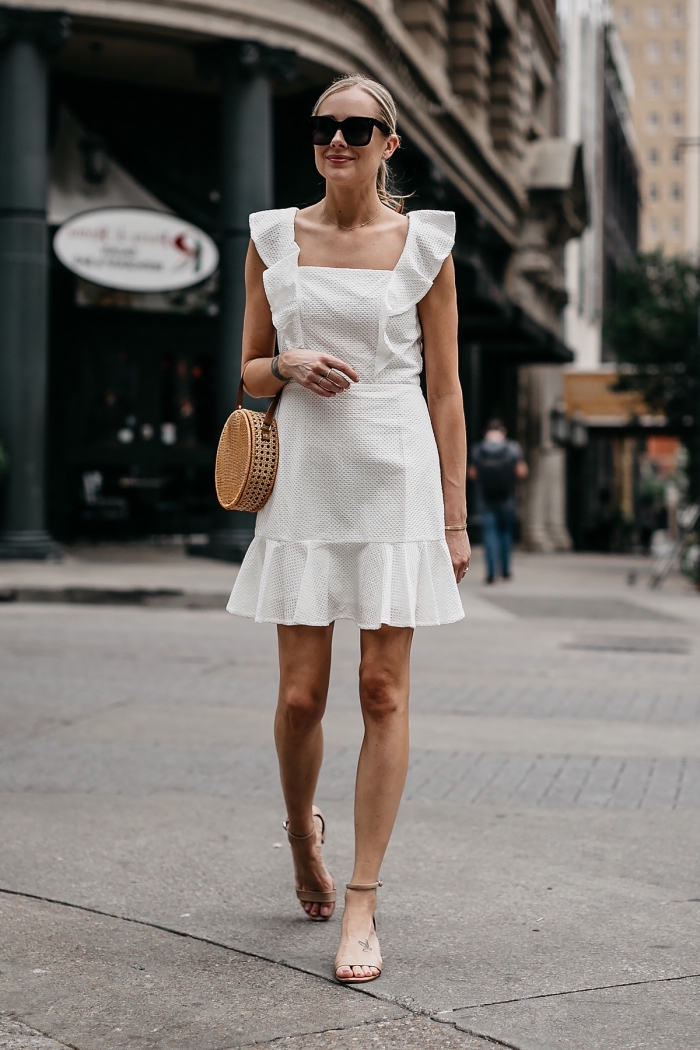 style vestimentaire femme élégante avec robe courte blanche à détails volants, modèle de sac à main tendance paille