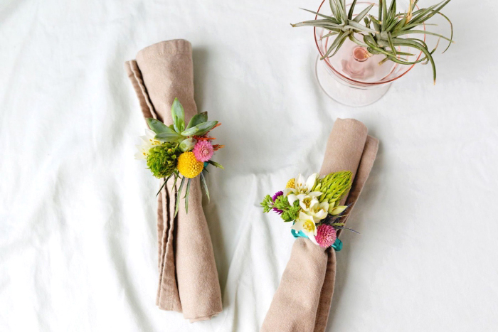 fabriquer des ronds de serviette, deco table bapteme ou anniversaire avec serviettes en lin et fleurs printanières