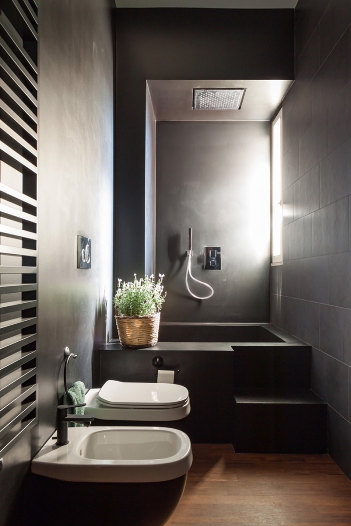 décoration salle de bain moderne de style industriel avec murs à effet béton et plancher bois, exemple de salle de bain grise