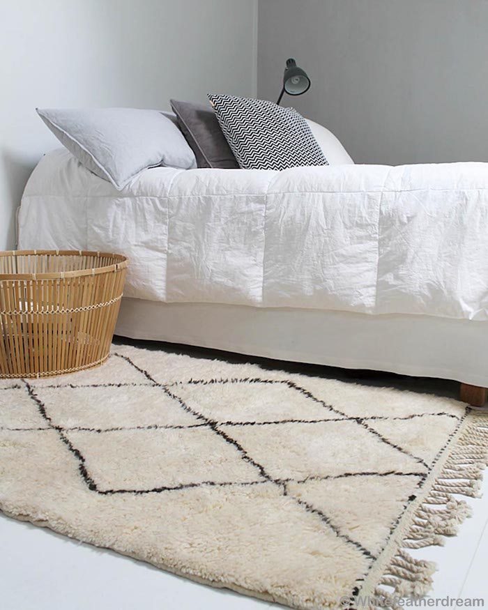 Chambre à coucher blanche, déco berbère, tapis berbere, chambre joliment décorée, tapis shaggy blanc et noir