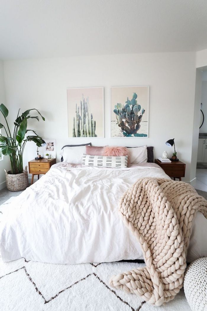 Simple chambre à coucher au style scandinave avec détails déco ethnique chic, choix déco tout en blanc et rose pale