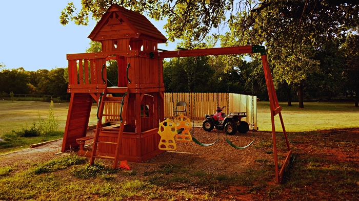 équipement de jeu avec maisonnette en bois, toboggan et balançoire, espace de jeu équipé dans le jardin