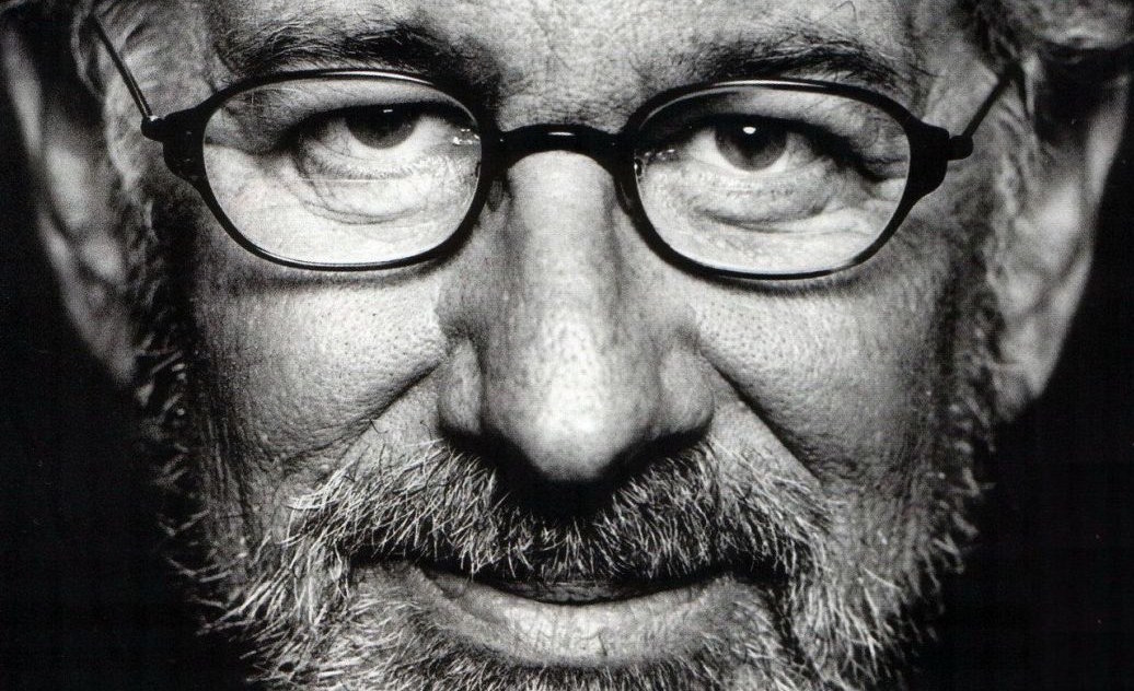 photo noir et blanc de Steven Spielberg s'associe qui va réaliser une série d horreur en format court pour la plateforme de streaming Quibi, diffusée uniquement la nuit