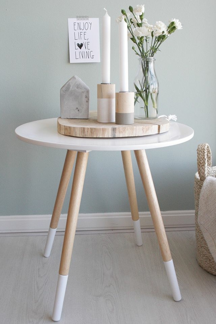 déco de table scandinave, petite table blanche, rondin de bois, porte-bougies motifs géométriques, vase avec bouquet oeillets