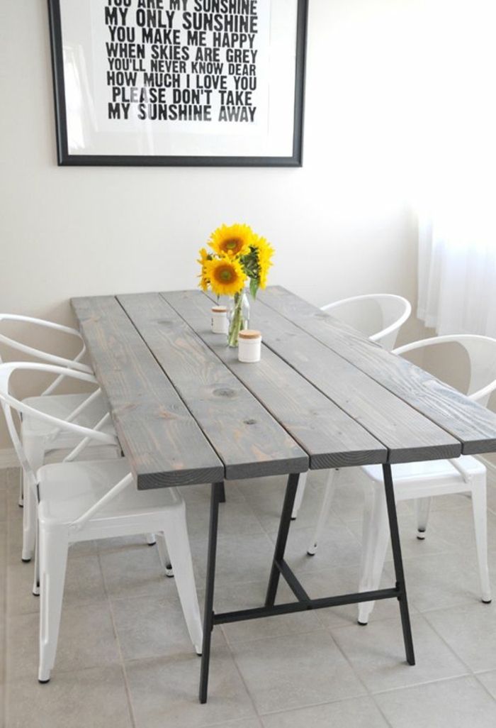 comment décorer la table rustique, bouquet de fleurs de tournesol, table en bois, chaises blanches, tableau mural