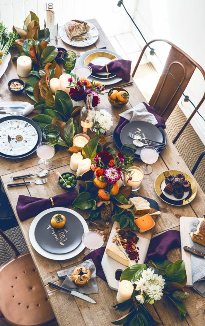 table décorée avec chemin de table, assiettes noires et blanches, chaises tolix métalliques, serviettes burgundy