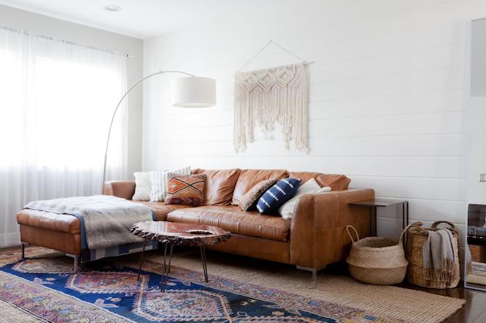 Canapé cuir en angle, cool idée salon, tapis style berbere, deco boheme chic, salle de séjour et chambre