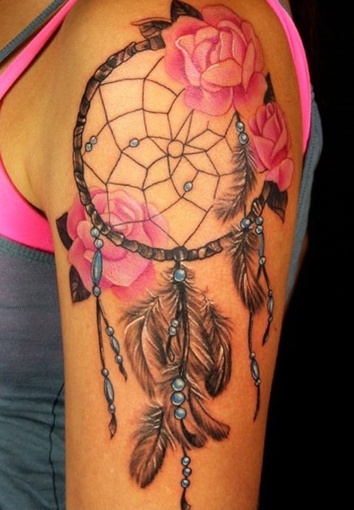 tatouage capteur de rêves en noir, bleu et rose, roses épanouies, plumes, filet en fil, perles bleues