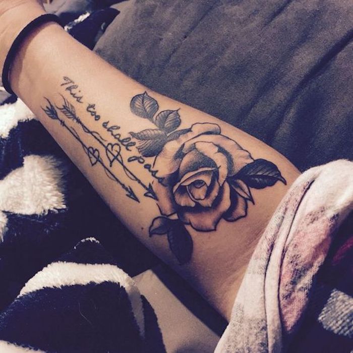 tatouage avec script inspirant, script this too shall pass, flèches et coeurs, tatouage fleur de rose