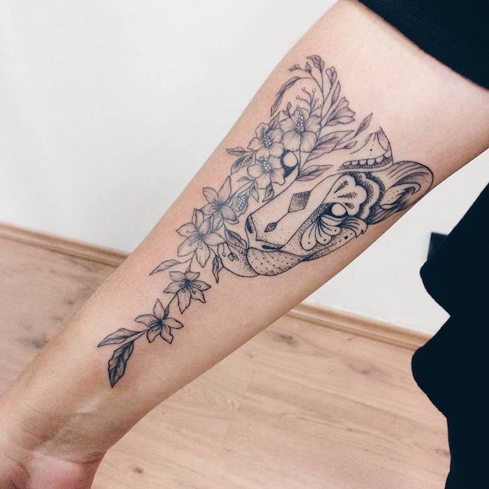 tatouage avant bras, tigre et fleurs, guirlande de motifs végétaux, animal totem