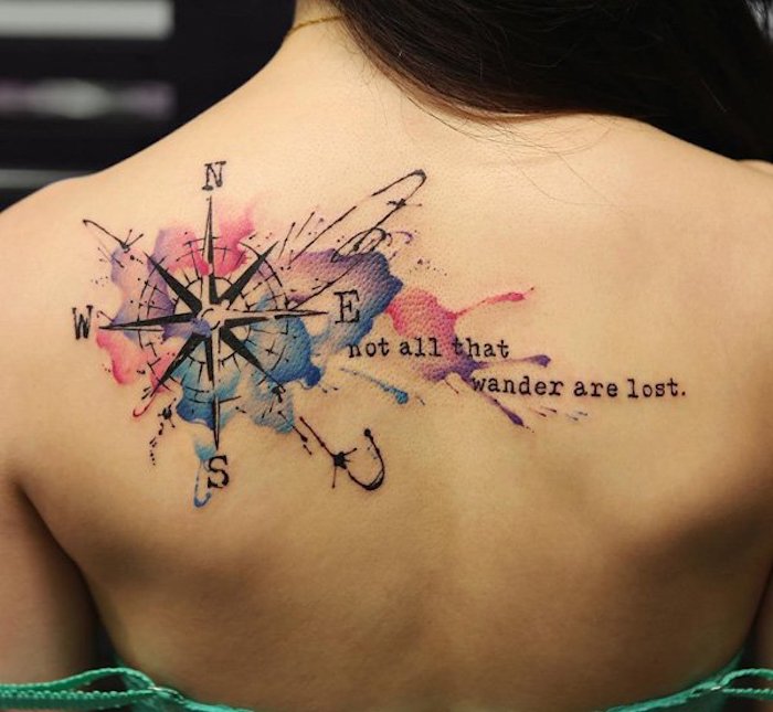 tatouage boussole aquarelle en rose et bleu, script inspirant, tatouage dos femme