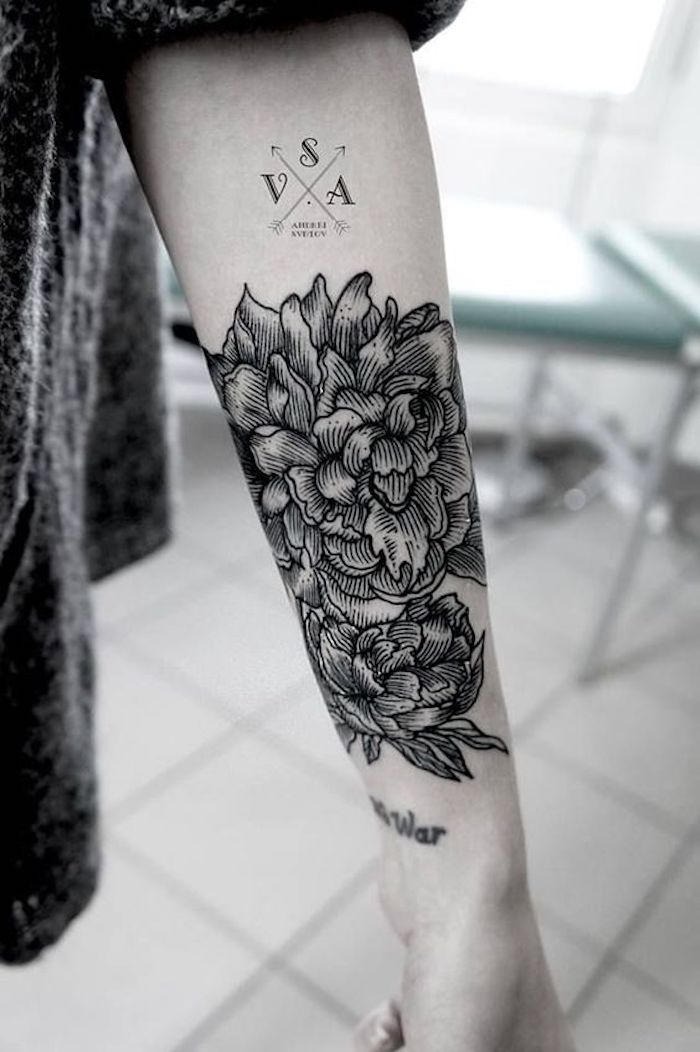 motifs floraux pivoines, tatouage arrière avant bras, motif boussole, script au-dessus du poignet