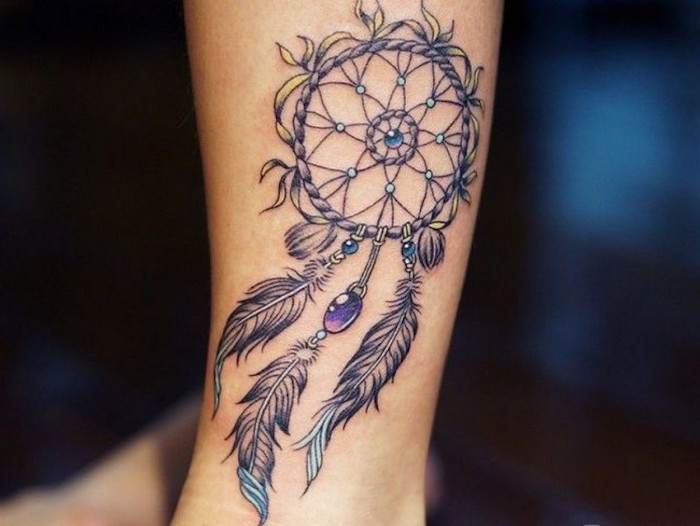 tatouage capteur de rêve, plumes pendantes, pierres décoratives bleues, filet, tatoo symbole amérindien