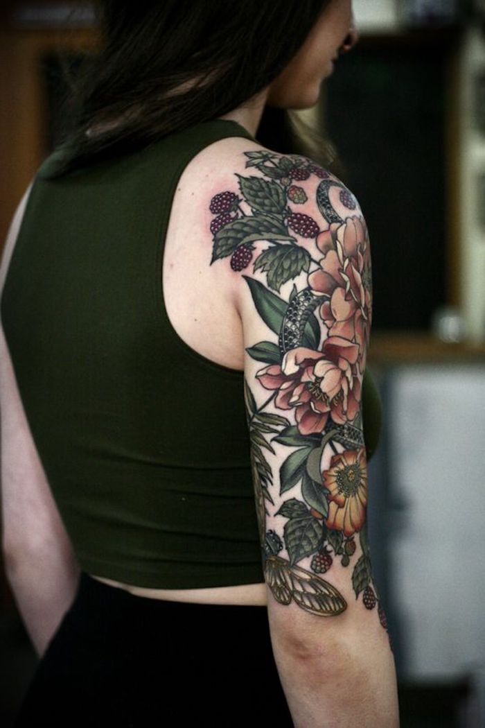 tatouage fleurs et fruits colorés, feuillage vert, idée tatouage floral aux couleurs, top vert, cheveux noirs