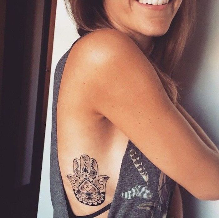 tatouage cote femme, tatouage mandala discret, débardeur gris, tatouage tribal monochrome