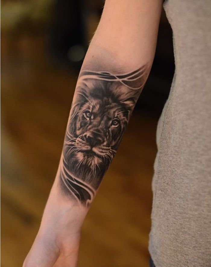 image de lion tatouée avant-bras, vêtement gris, tatouage monochrome femme