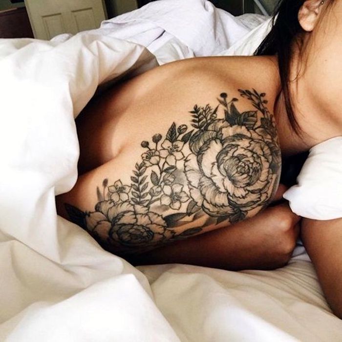 tatouage épaule fleur de pivoine monochrome, tatouage femme bras et épaule, encre noire