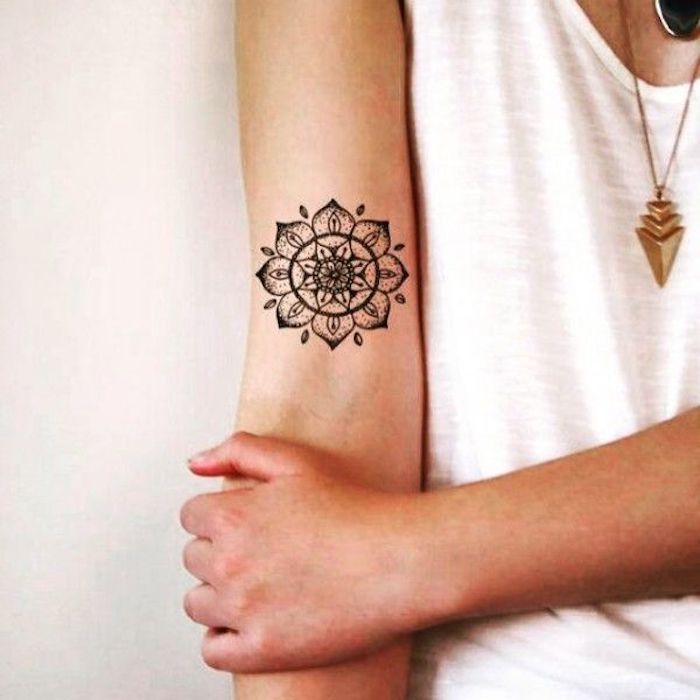 tatouage mandala fleur, idée tatouage symbolique, symbole de la complétude et la perfection