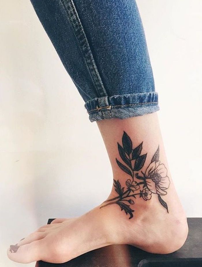 tatouage cheville noir, jeans bleus, tatouage pied femme, idée tatouage motifs floraux