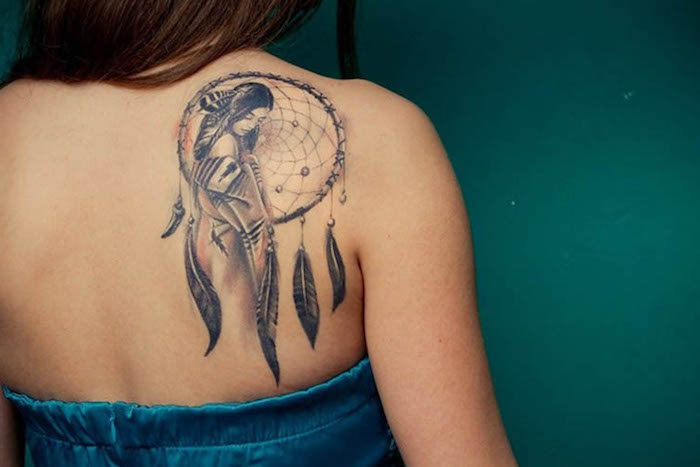 tatouage tribal noir et rouge, femme indienne et capteur de rêve, bustier bleu, pendentifs plumes