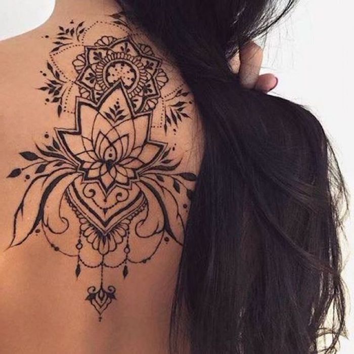 tatouage lotus et tatouage mandala, encre noire, cheveux noirs longs, motifs symboliques