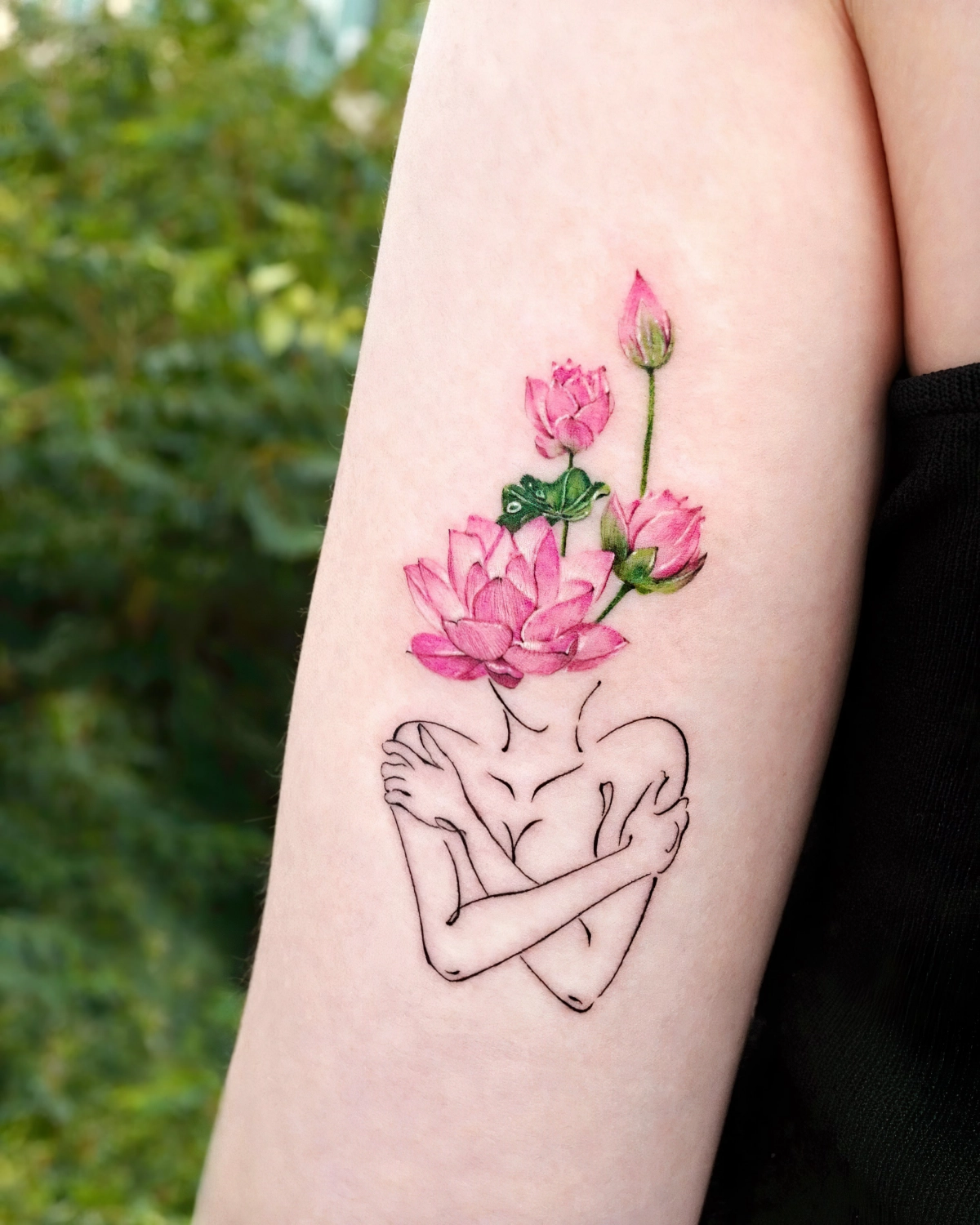 tatouage en couleur dessin femme fleurs lotus rose couleur bras dessin