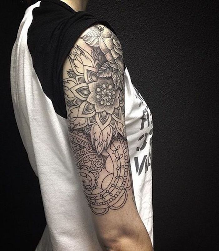 bras tatoué couleur noire, t shirt noir et blanc, tatouage mandala femme, dessin détaillé
