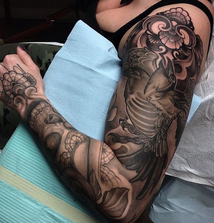 tatouage symbolique, grand oiseau, motifs floraux symboliques, tatouage main et manche tatouage