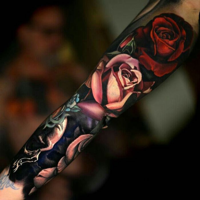 tatouage jolies couleurs, tatouage femme bras et avant bras, roses rustiques réaliste, combinaison de couleurs profondes