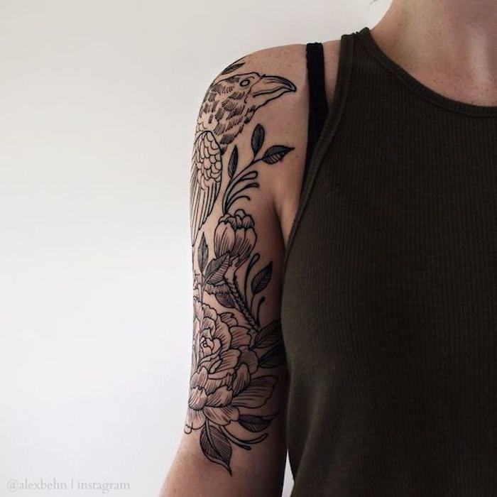 tatouage aigle et fleurs, pivoines, oiseau symbole de la force et l indépendance
