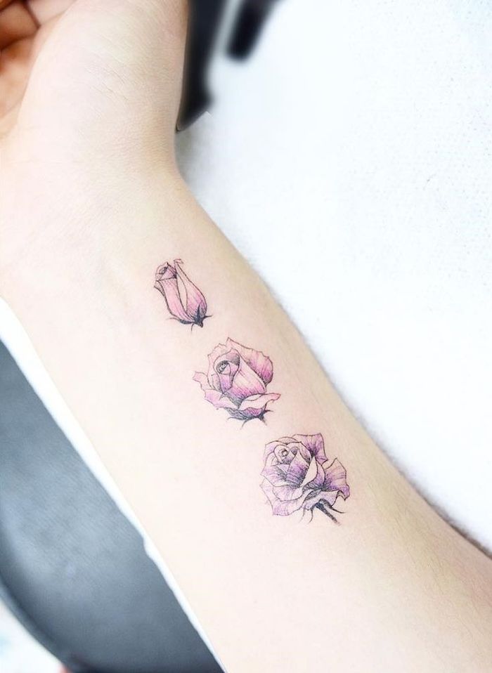tatouage fleurs design minimaliste, idée tatouage avec fleurs, tatouage au-dessus du poignet sur l avant bras