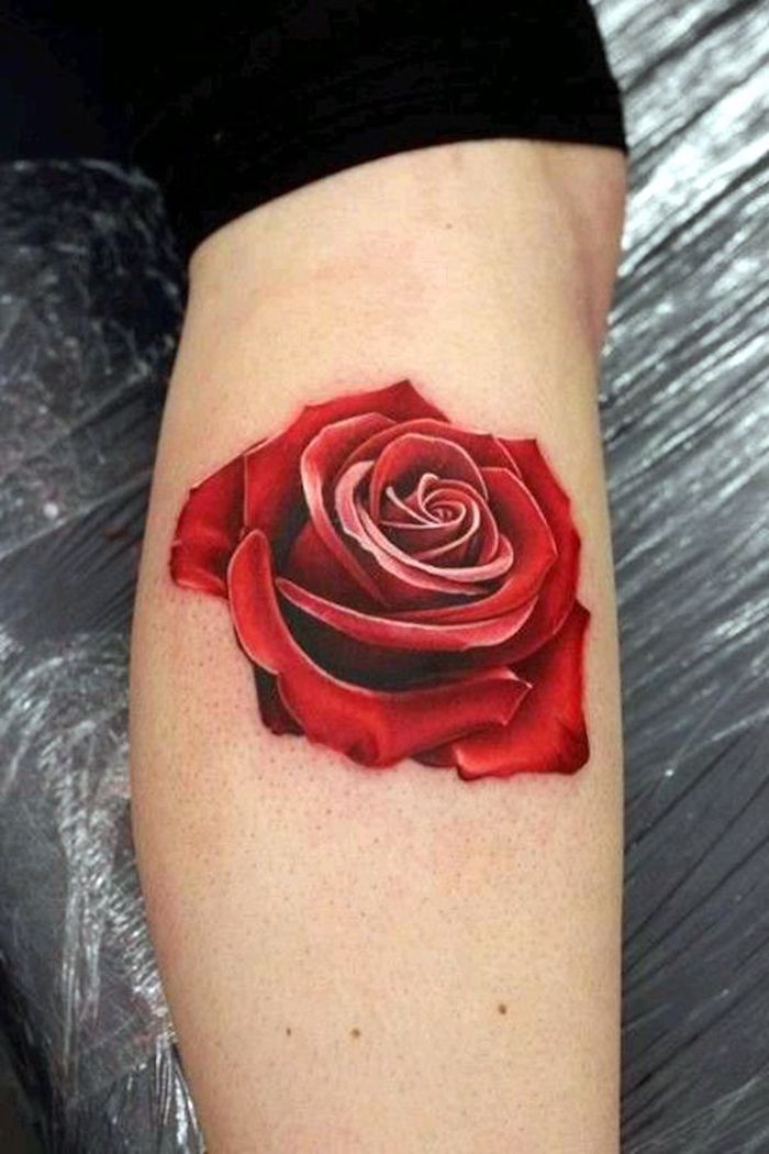 tatouage molet, idée tatouage femme coloré, rose épanouie en couleur rouge, leggings noirs