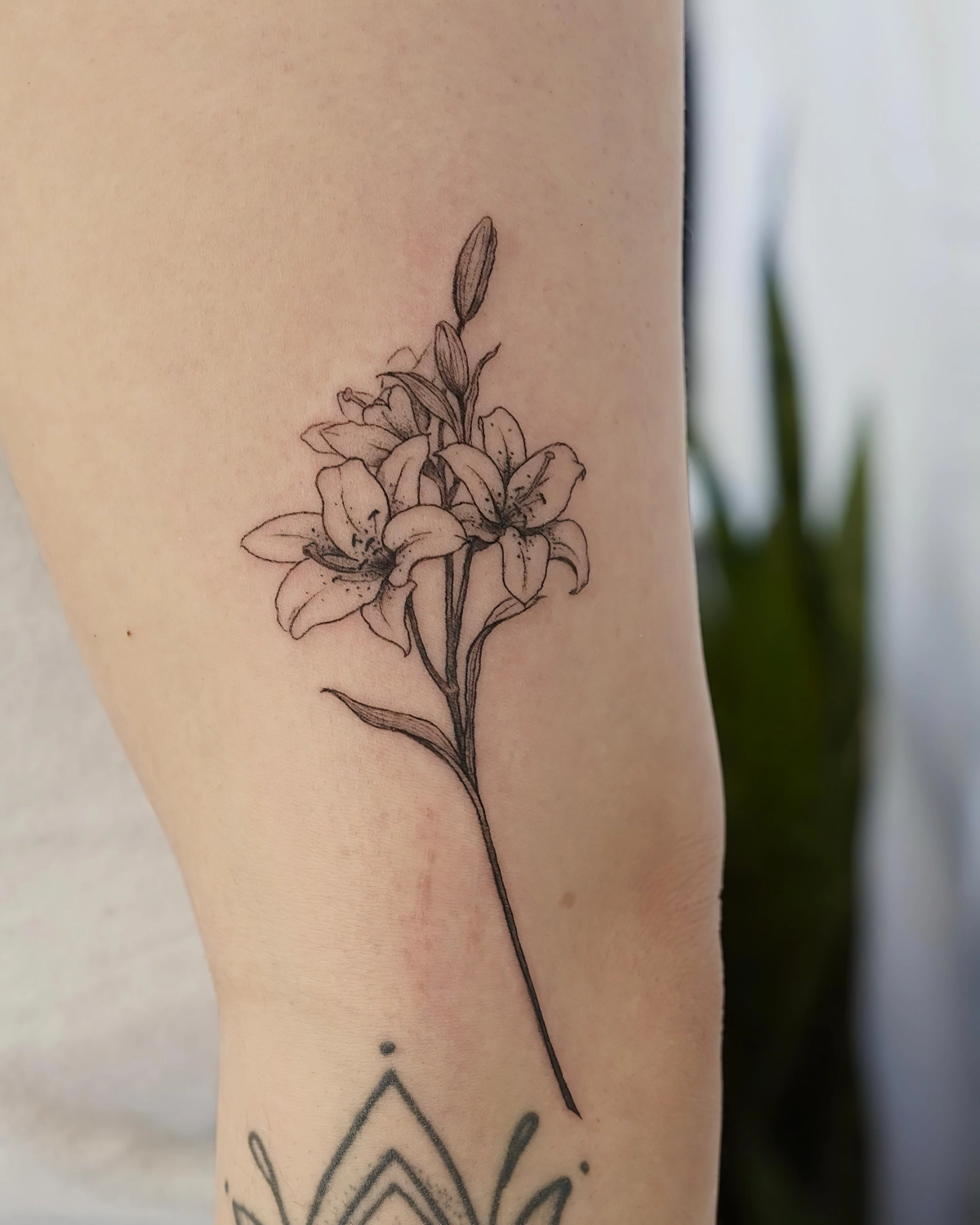 tatouage femme tiges fleurs lys tatouage bras dessin art corporel design