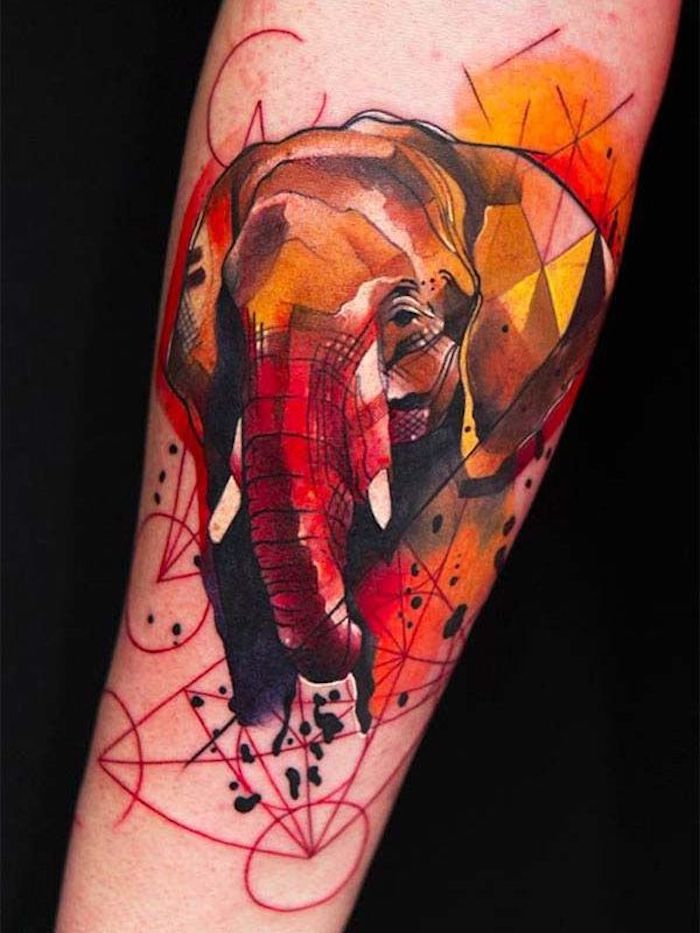 tatouage abstrait éléphant aux couleurs flamboyantes, constellations rouges, grand animal totem tatoué au bras