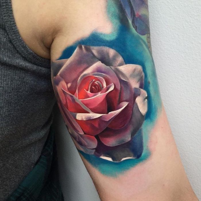 tatouage bras femme, modele tatouage en bleu et rose, couleurs aquarelles, vêtement gris
