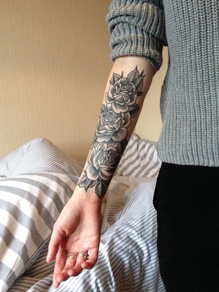 tatouage roses monochromes, pull tricoté gris, trois roses épanouies, pantalon noir