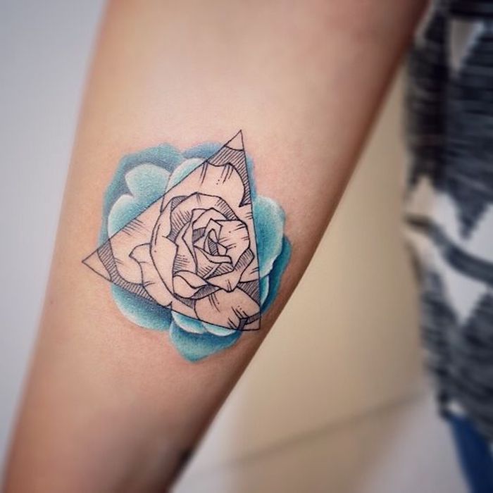 triangle qui comprend une image de rose, tatouage femme en noir et bleu, modèle tatouage original