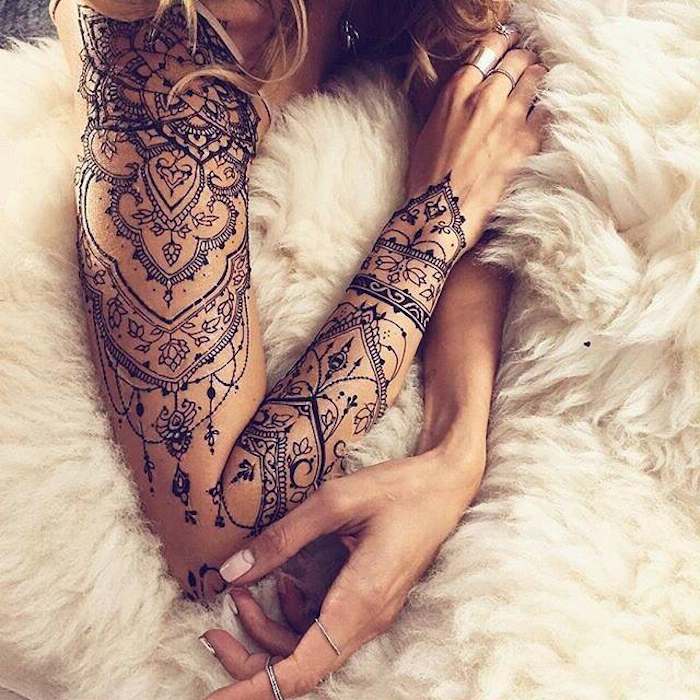 idée tatouage henné, plusieurs pendentifs et dentelle noire, plaid fourrure, cheveux blonds