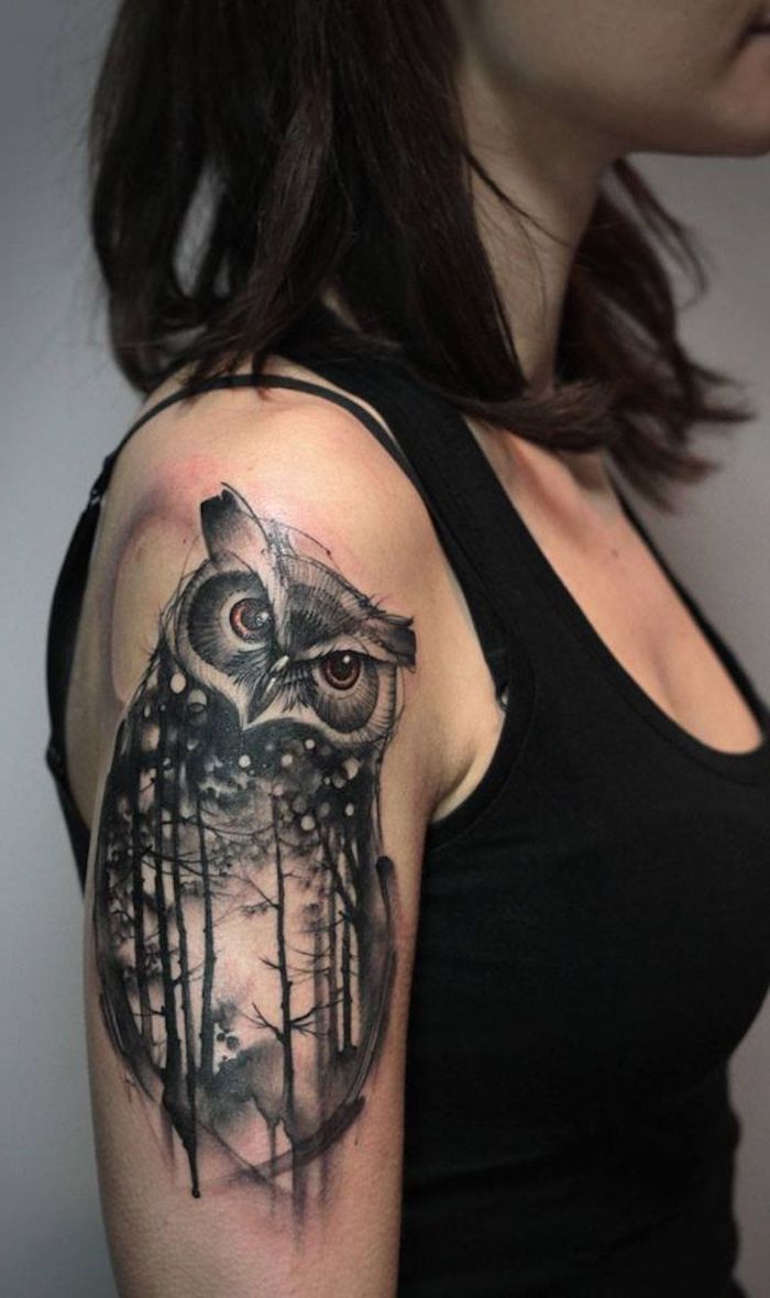 tatouage hibou épaule, forêt, design de tatouage noir, débardeur noir, cheveux châtain