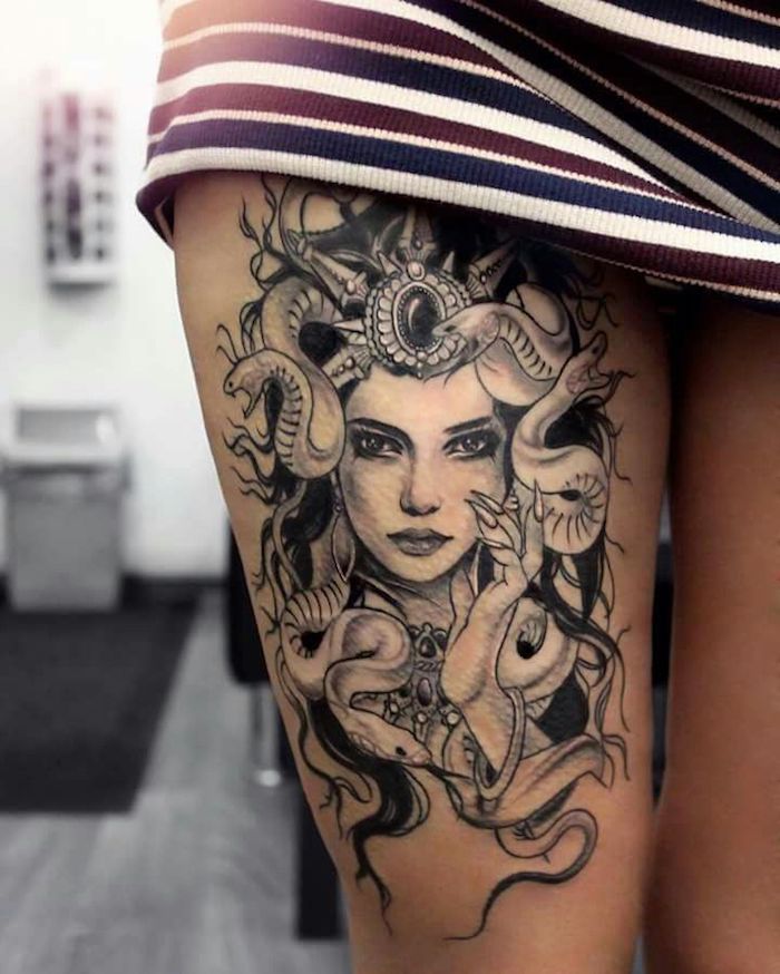 tatouage femme méduse, tatouage femme jambe, robe rayée, femme aux serpents dans les cheveux