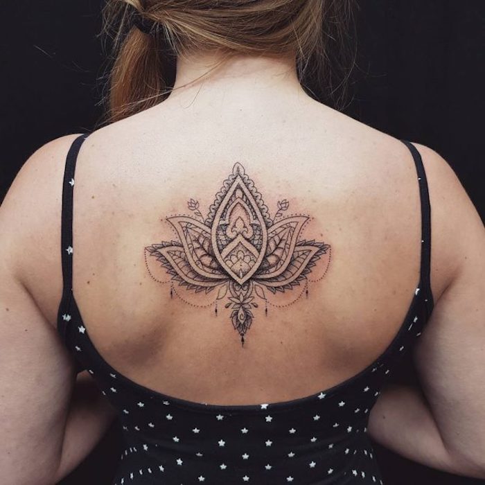 tatouage lotus, pendentifs, robe dos nu, tatouage dos femme, cheveux châtains