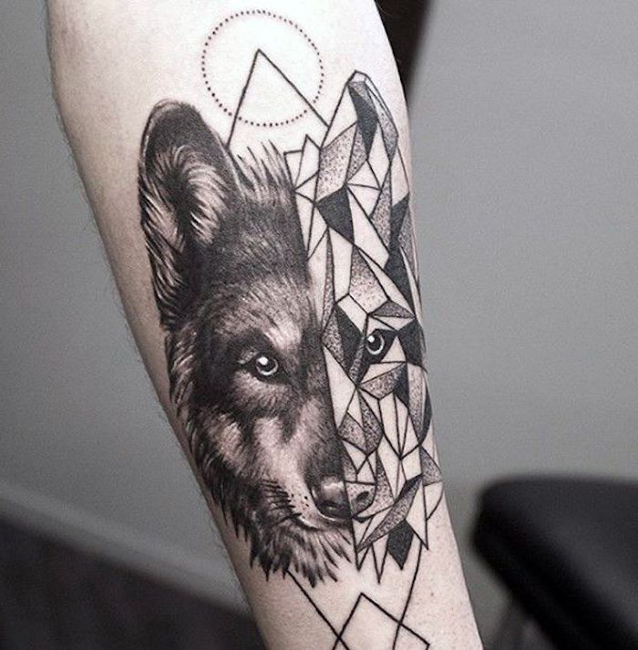tatouage en noir et blanc, tête de lopu totem, figures géométriques, visage séparé en deux