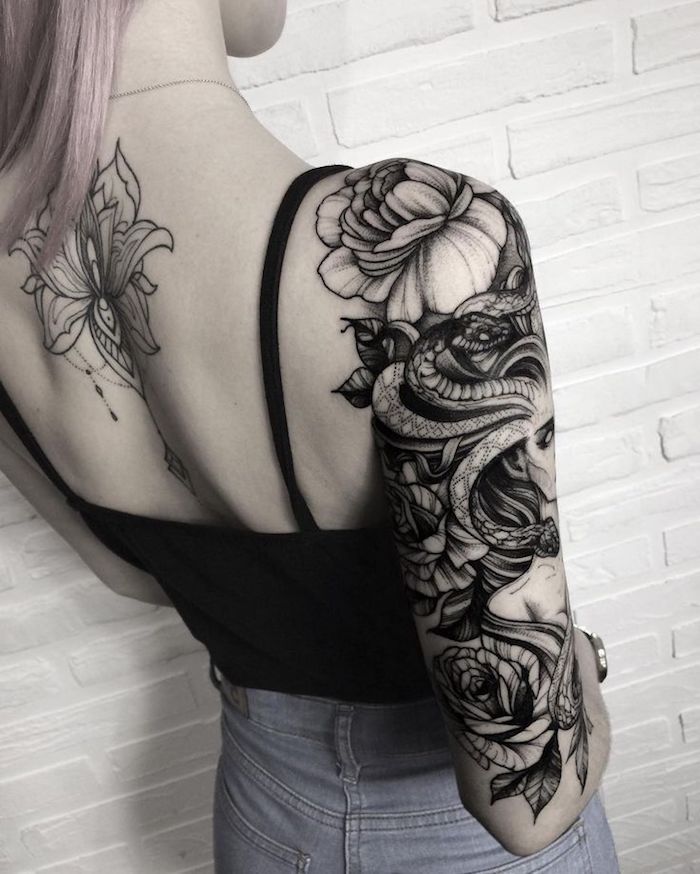 tatouage lotus au dos, tatouage de femme méduse impressionnant sur le bras, fleurs