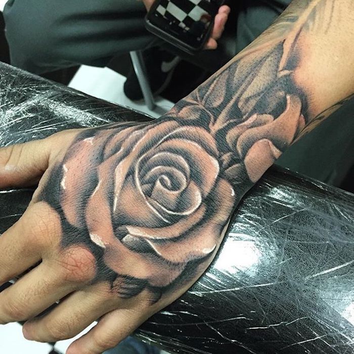 tatouage main rose, grand tatouage floral, rose en deux couleurs, tatouage fleur monochrome