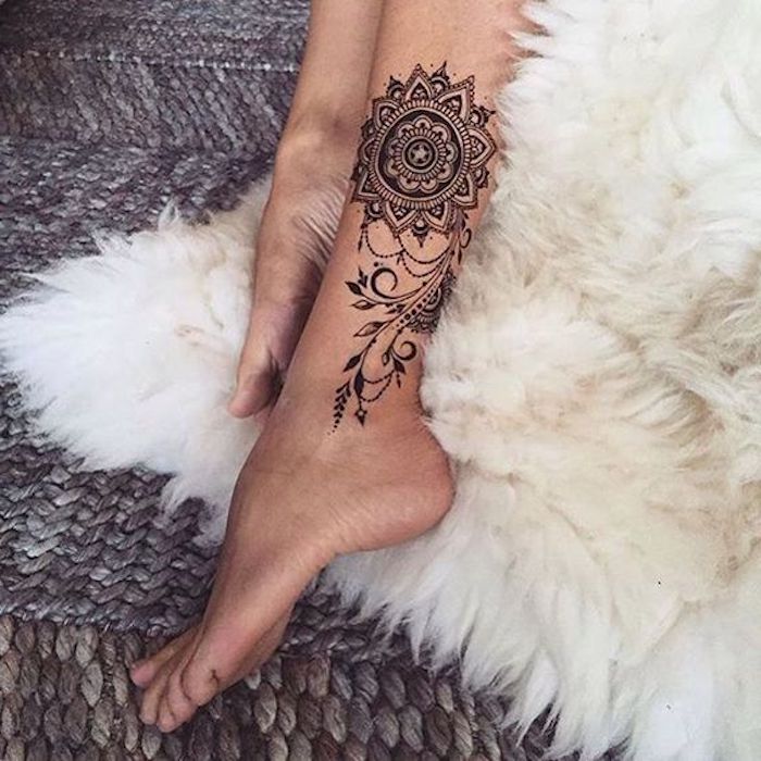 tatouage pied mandala, pendentif, plaid fourrure, jeté gris matière naturelle, tatouage de femme