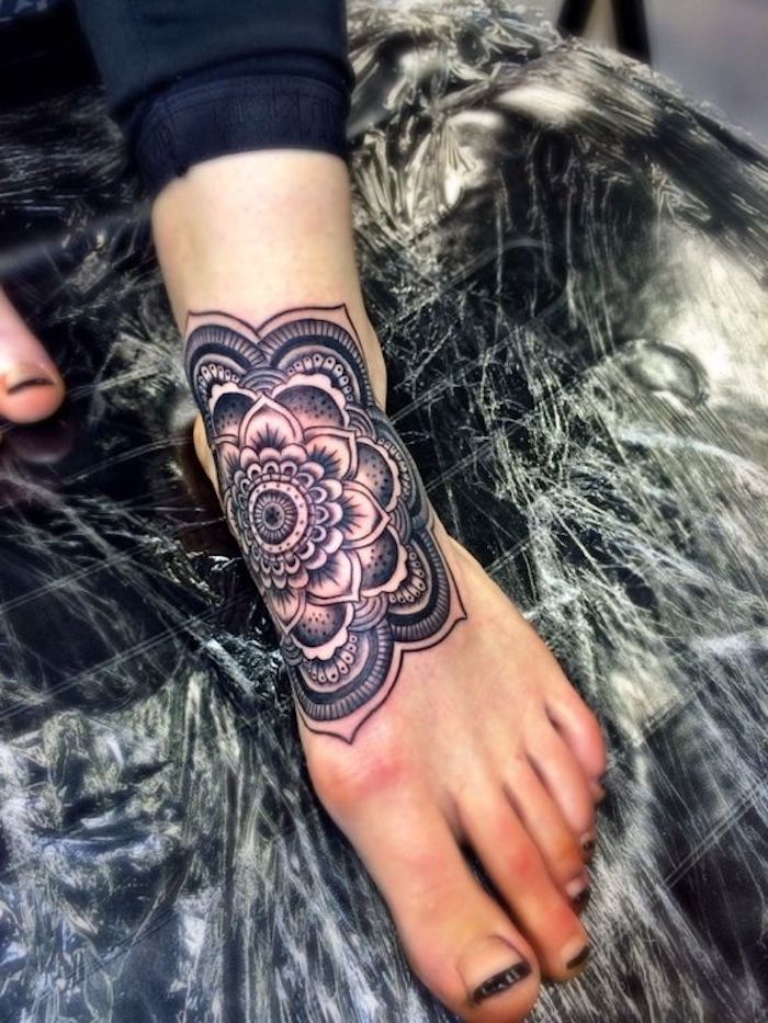 tatouage mandala au pied, design de tatouage floral, encre noire, tatouage de femme romantique