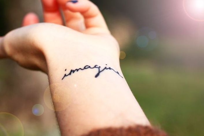 tatouage femme script au poignet, tatouage noir discret, se tatouer des textes inspirants