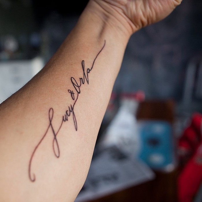 tatouage nom sur avant bras, deux noms tatoués en noir, tatouage femme script, tatouage minimaliste