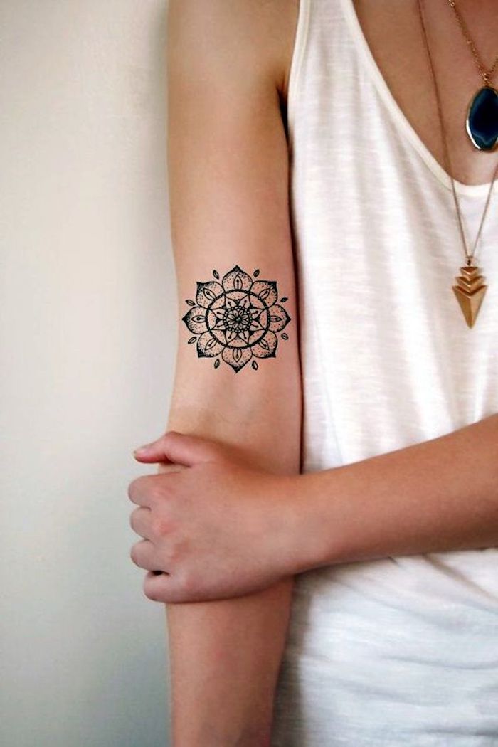 tatouage mandala, colliers pendentifs, débardeur blanc, symbole de la complétude et la perfection