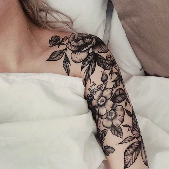 manche tatouage femme, rose et fleurs de cerisier, un grand tatouage noir pour femme